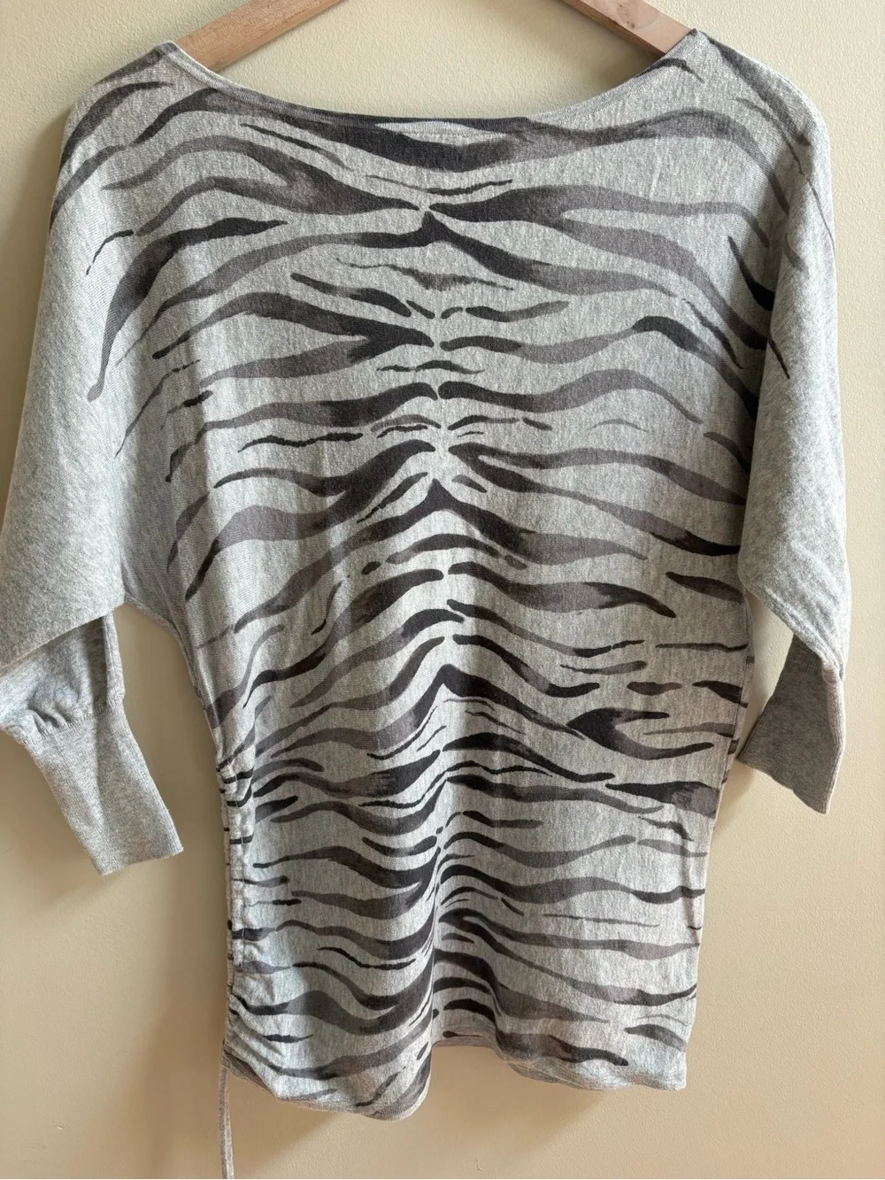 Express XS Gray Zebra Print Ruched Side Lightweight Knit Top 3/4 Dolman Sleeve
